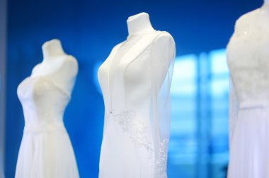 Gelinlik mankenler üzerinde