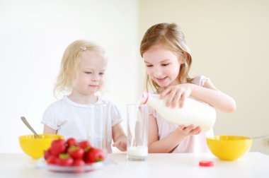 Sevimli küçük tahıl yiyen kız