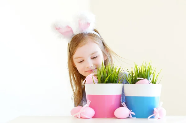 Niña con orejas de conejo de Pascua — Foto de Stock