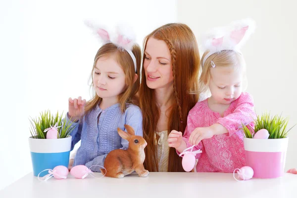 Las niñas y la madre con orejas de conejo de Pascua — Foto de Stock