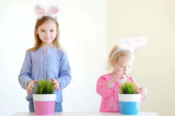 Kleine zusters met Easter bunny oren — Stockfoto