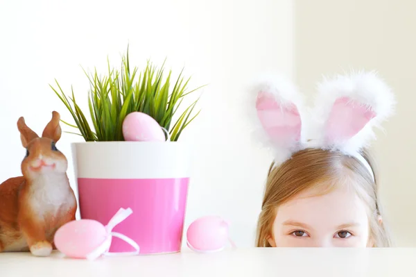 Petite fille avec des oreilles de lapin de Pâques — Photo