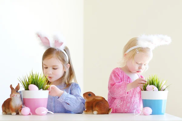 Petites sœurs aux oreilles de lapin de Pâques — Photo