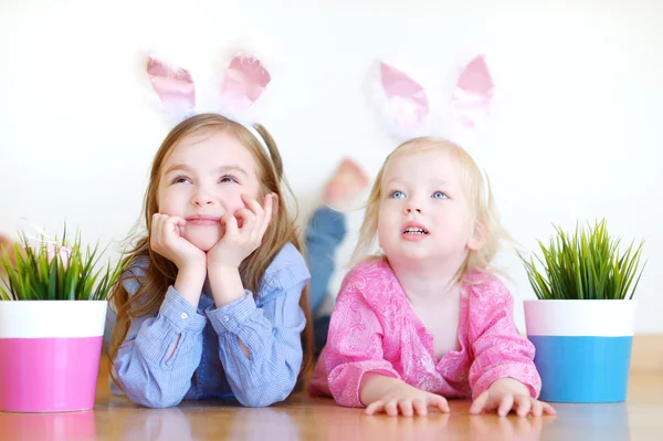 Małe siostry z Easter bunny uszy — Zdjęcie stockowe