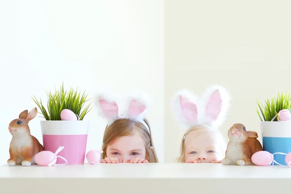 Hermanitas con orejas de conejo de Pascua — Foto de Stock