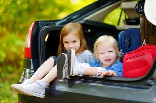 Little sisters in car — Stock Photo, Image