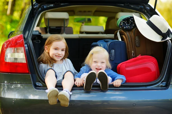 Kleine zusters in auto — Stockfoto