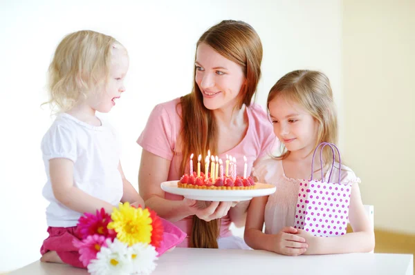 Dochters en moeder met cake van de kindverjaardag — Stockfoto