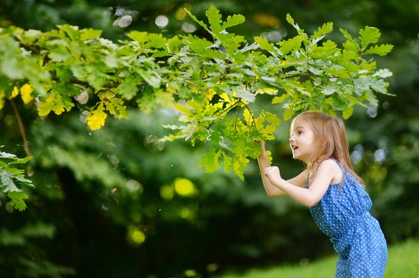 Liten flicka ha kul i parken — Stockfoto