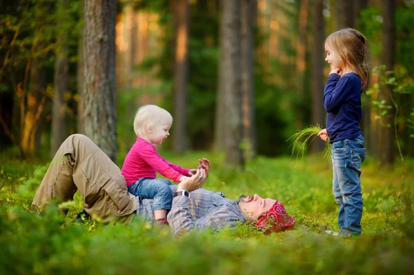 Padre e figlie nella foresta — Foto Stock