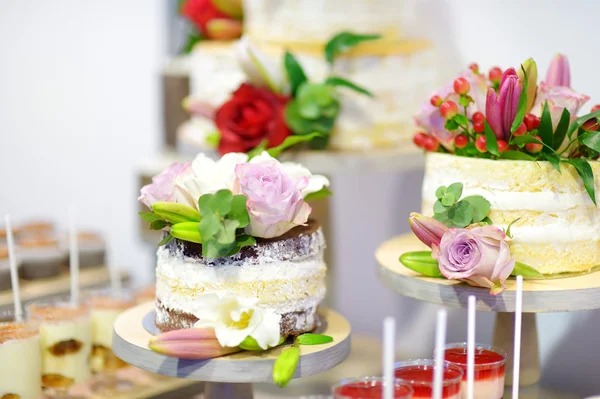 Torta nuziale con fiori — Foto Stock