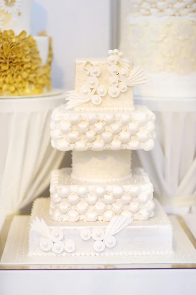 Delicioso bolo de casamento branco — Fotografia de Stock