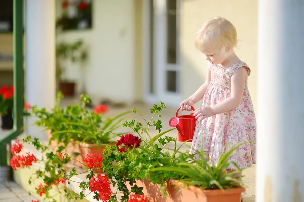 Petite fille arrosant des fleurs — Photo
