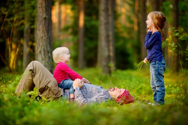 Padre e hijas en el bosque —  Fotos de Stock