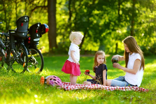 Mor och döttrar ha picknick — Stockfoto