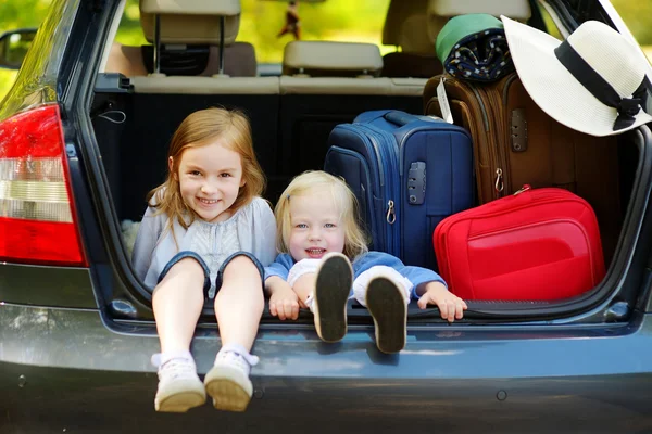 Little sisters in car — Stock Photo, Image