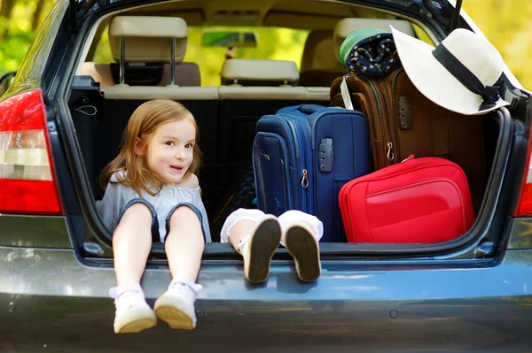 Hermanitas en coche — Foto de Stock