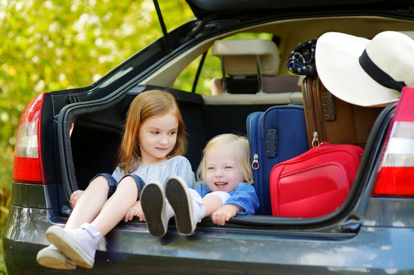Little sisters in car — Stock Photo, Image