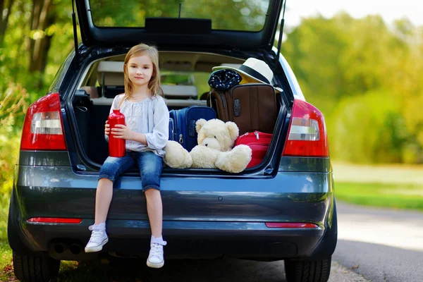 Gadis kecil minum air di mobil — Stok Foto