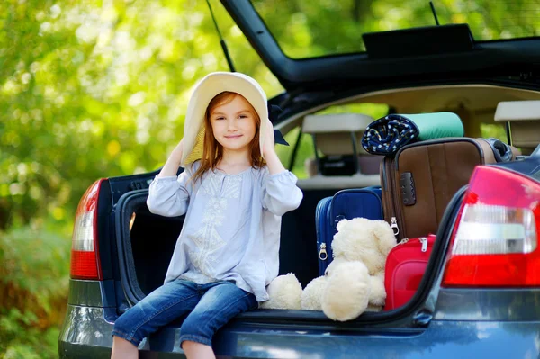 Gadis kecil dengan topi musim panas di mobil — Stok Foto