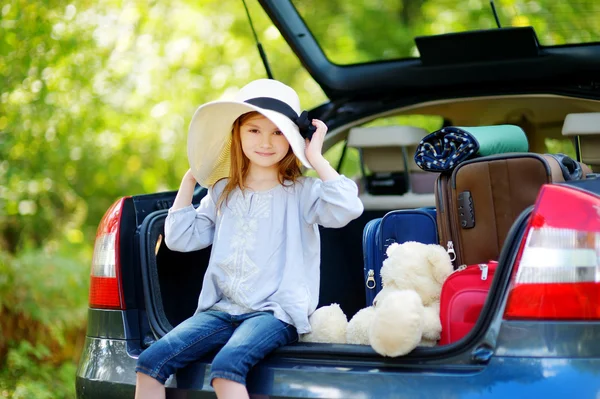 Little girl in summer hat in car — Stock Photo, Image
