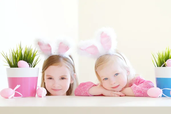 Hermanitas con orejas de conejo de Pascua — Foto de Stock