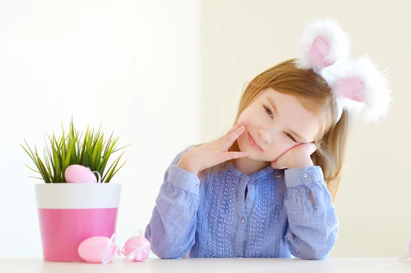 Petite fille avec des oreilles de lapin de Pâques — Photo