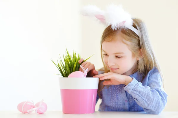 Niña con orejas de conejo de Pascua — Foto de Stock