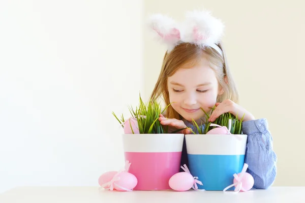 Petite fille avec des oreilles de lapin de Pâques — Photo