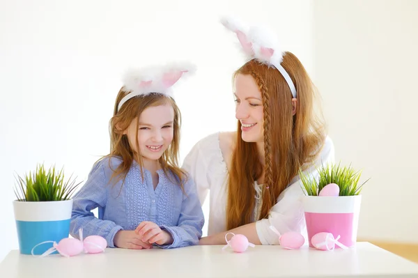 Chica y madre con orejas de conejo de Pascua — Foto de Stock