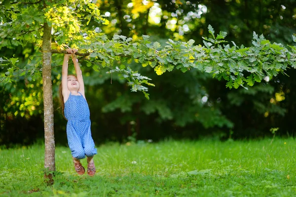 Meisje met plezier in park — Stockfoto