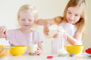 Sevimli küçük tahıl yiyen kız