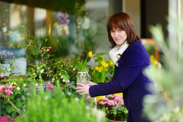 Wanita memilih bunga di pasar — Stok Foto