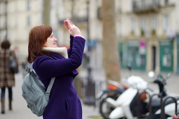 Young woman sightseeing in Paris — Stock Photo, Image