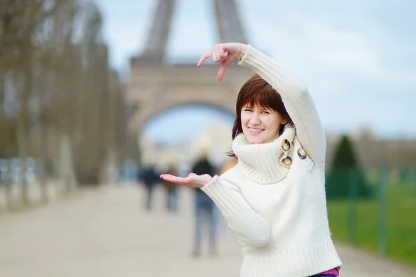 Hermosa mujer de turismo en París — Foto de Stock