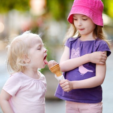 dondurma yiyen kız