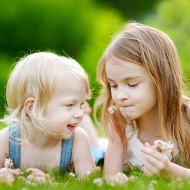 Little sisters çim üzerinde yalan