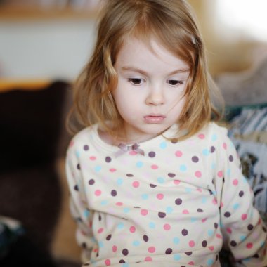 üzgün küçük kız portre