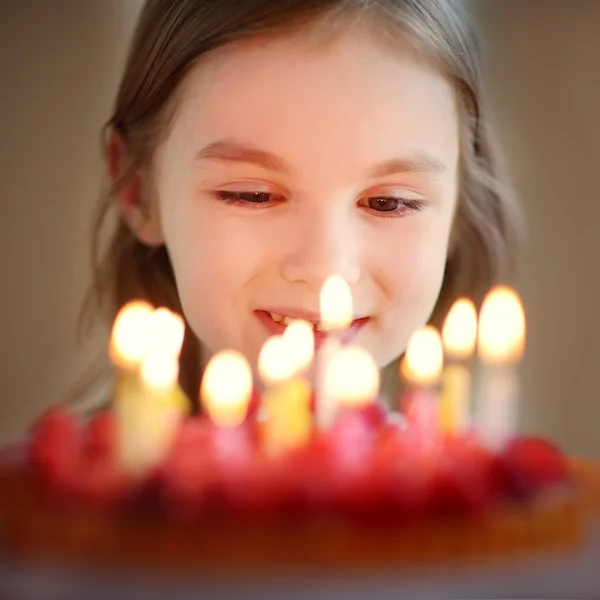 Klein meisje met verjaardagstaart — Stockfoto