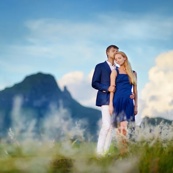 Parejas jóvenes en isla tropical — Foto de Stock