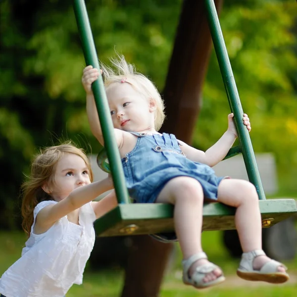 Kleine Schwestern auf Schaukel — Stockfoto