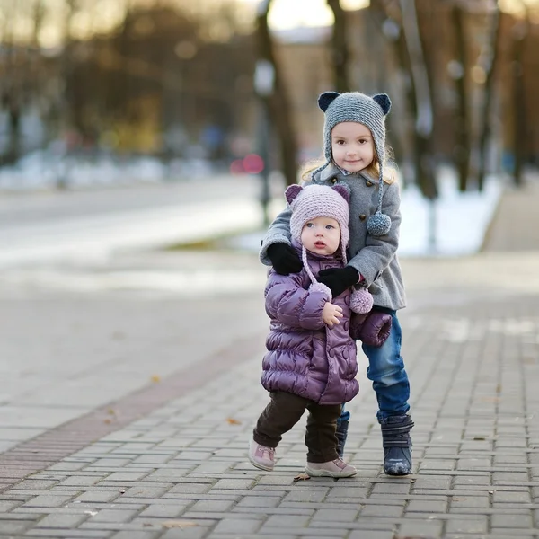 Twee zusters in winter city — Stockfoto