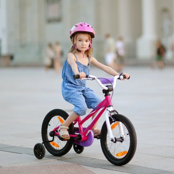 Menina equitação bicicleta — Fotografia de Stock