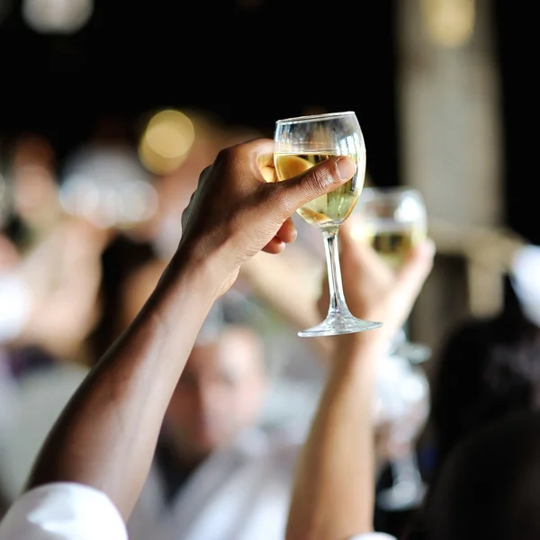 Mão masculina segurando copo de vinho — Fotografia de Stock