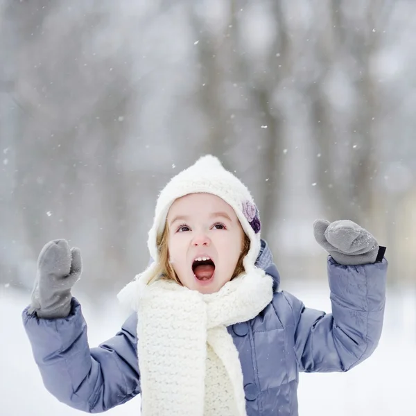 Menina se divertindo no inverno — Fotografia de Stock