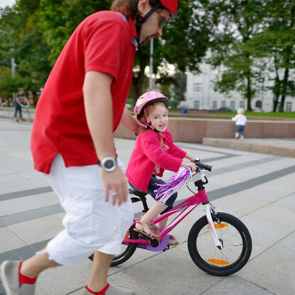 Pai ensinando filha andar de bicicleta — Fotografia de Stock