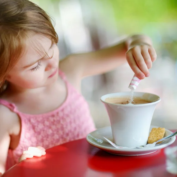 Meisje gieten suiker — Stockfoto