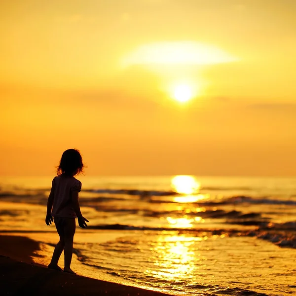 Silhouette enfant au coucher du soleil — Photo