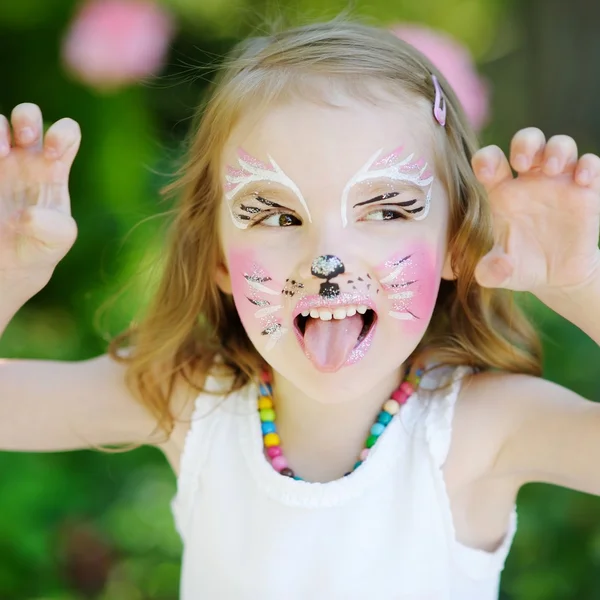 Kleines Mädchen mit gemaltem Gesicht — Stockfoto