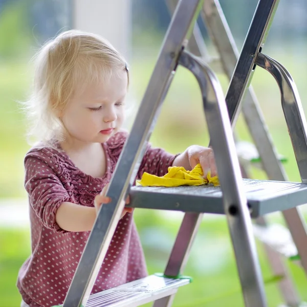 Ragazzina che aiuta a pulire — Foto Stock